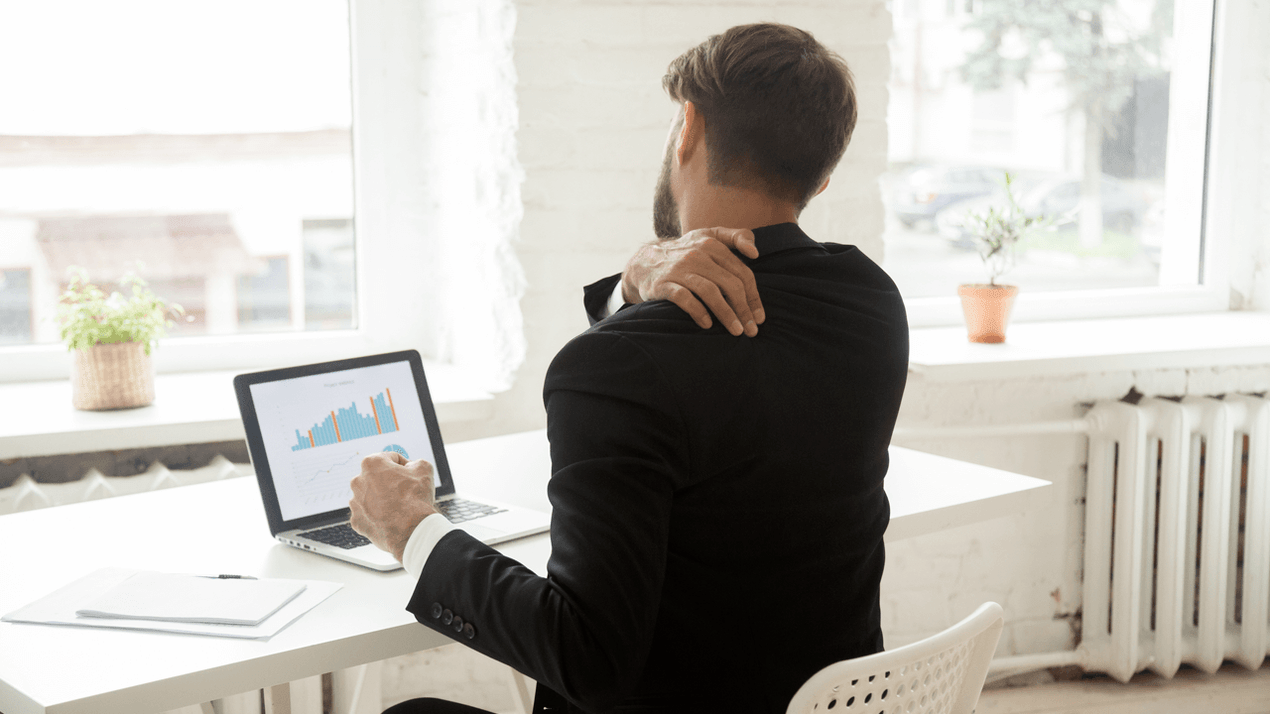 Seljavalu istuvast tööst arvutis